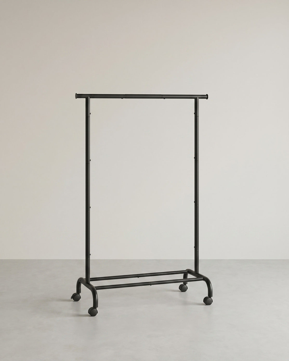 Ausziehbarer Kleiderständer auf Rollen – Kleiderständer 83-120 cm – Mit Schuhablage – 45 kg Tragkraft