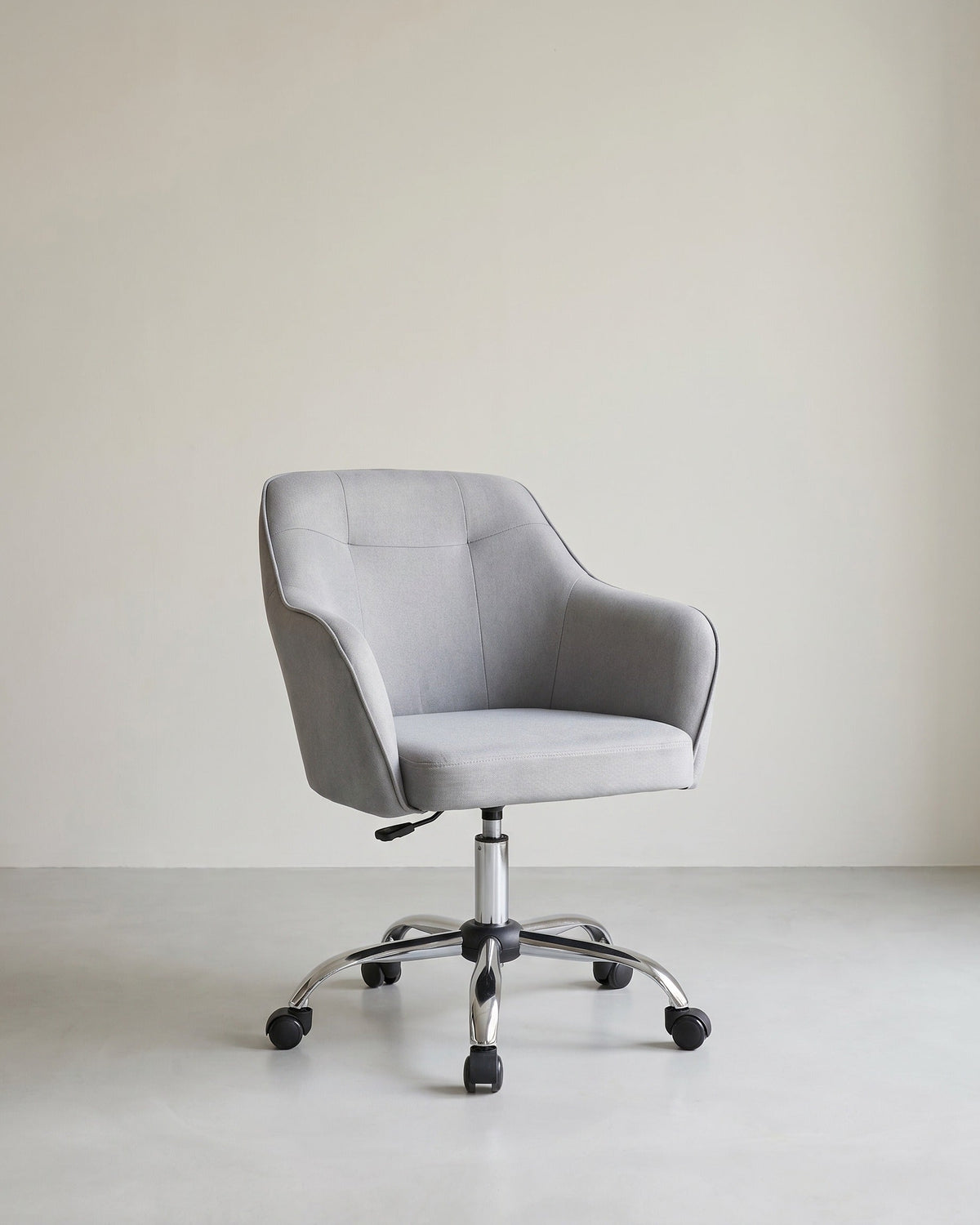 Bürostuhl mit Armlehnen – höhenverstellbar – bequeme Polsterung – 64 cm breit