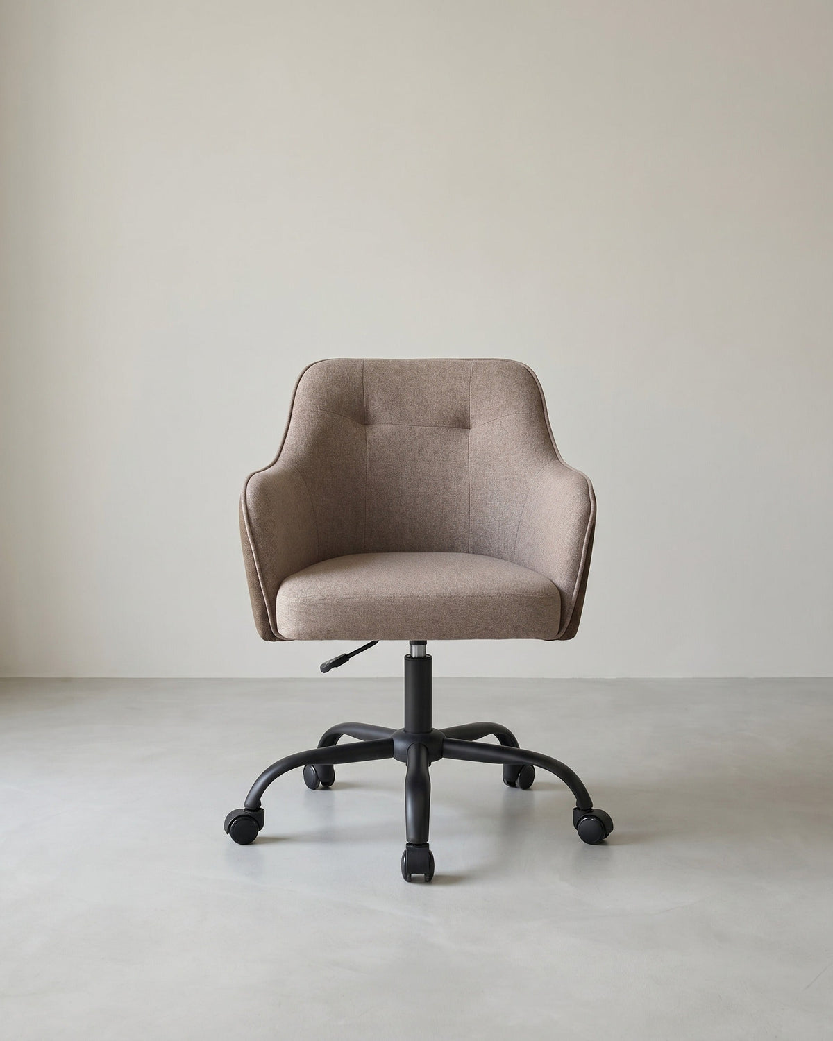 Bürostuhl mit Armlehnen – höhenverstellbar – bequeme Polsterung – 64 cm breit