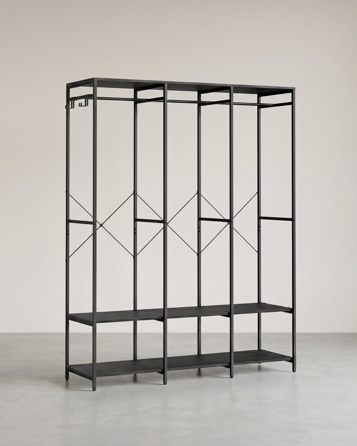 Offener Kleiderschrank mit Metallrahmen und Holzregalen
