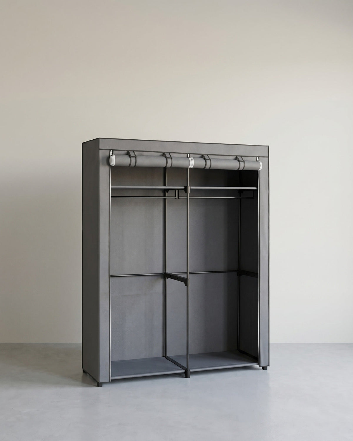 Geräumiger Stoffkleiderschrank mit Schutzhülle und Kleiderstangen