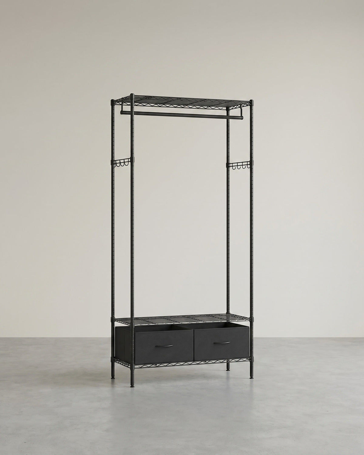 Kleiderständer aus schwarzem Metall – Kompakter Garderobenständer mit Schubladen und Haken – Verstellbare Stange und Ablagen – 90 cm breit – Bis zu 90 kg belastbar