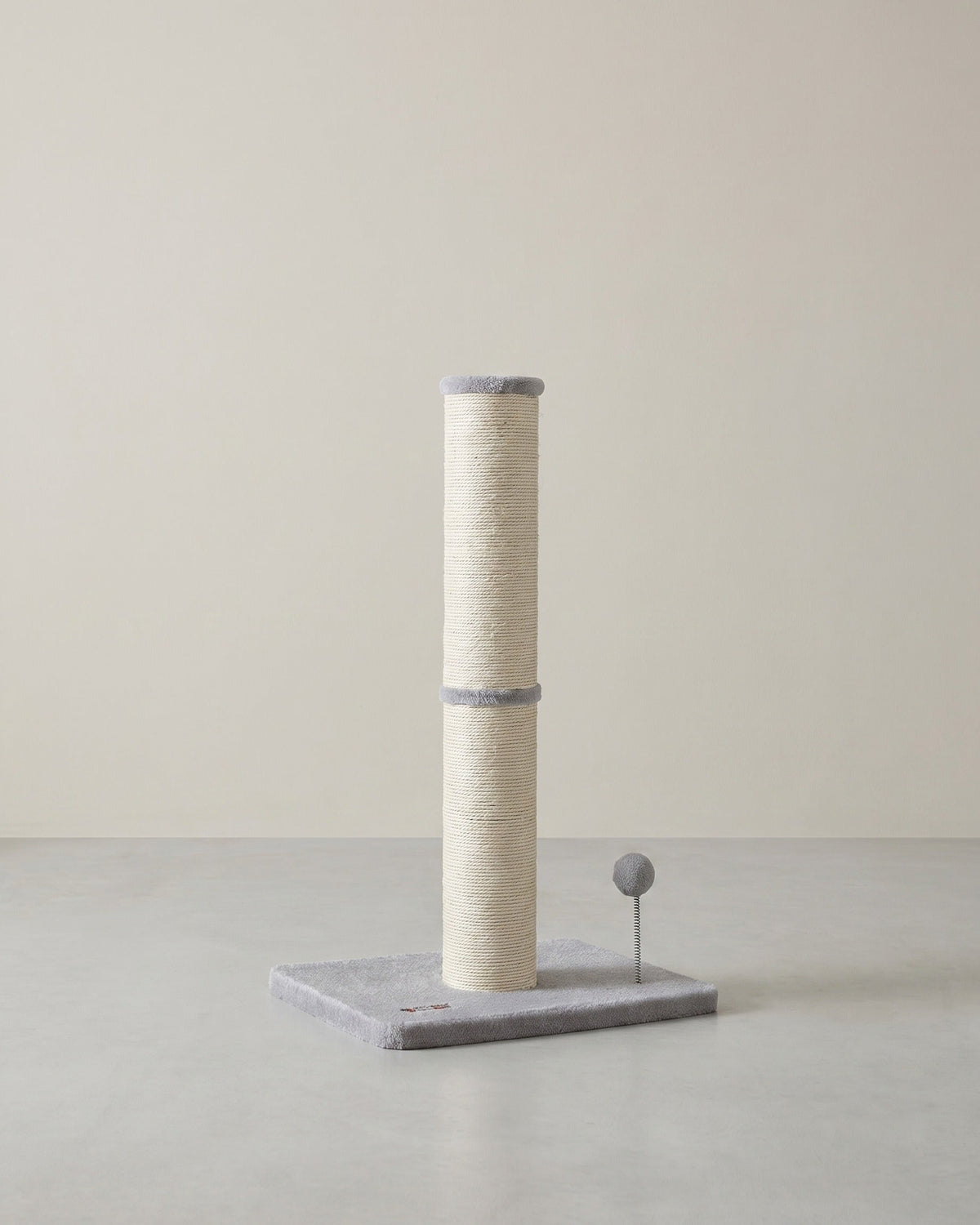 Katzenkratzbaum – 85 cm hoch – Extra dicker Sisalstamm – Stabiler Standfuß – Mit Spielball