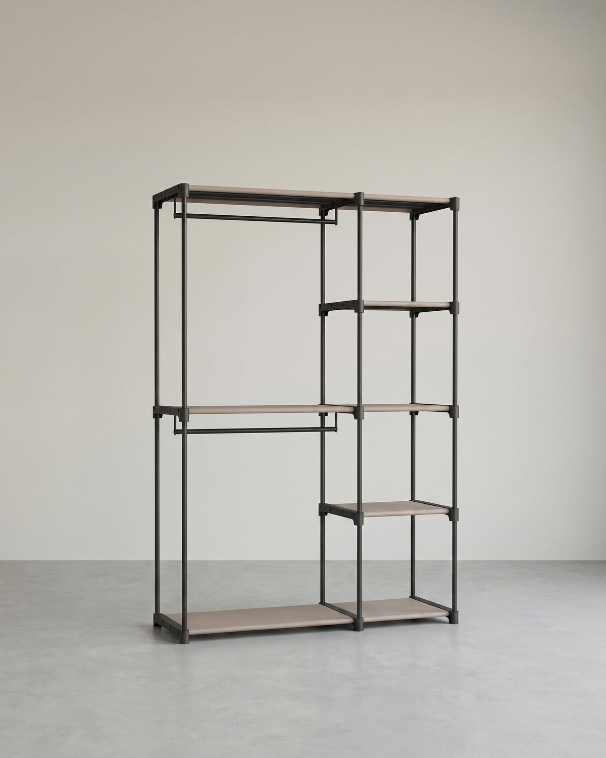 Praktischer Stoffkleiderschrank mit Kleiderstangen und Ablageflächen