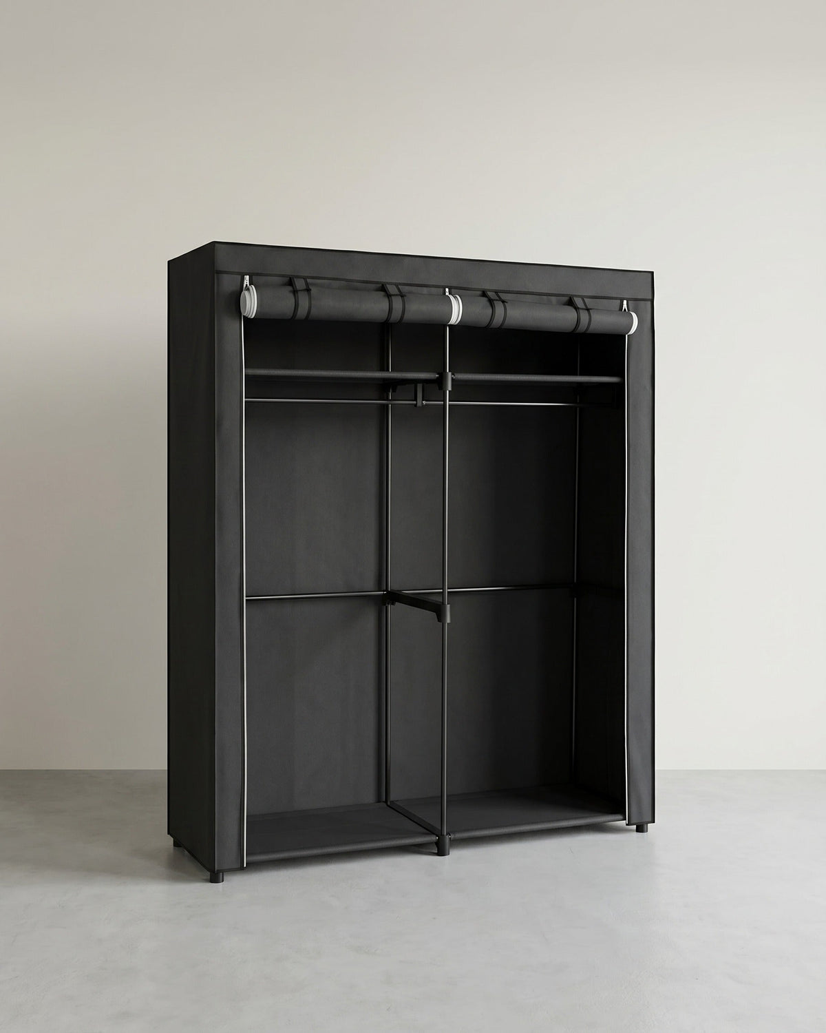 Geräumiger Stoffkleiderschrank mit Schutzhülle und Kleiderstangen