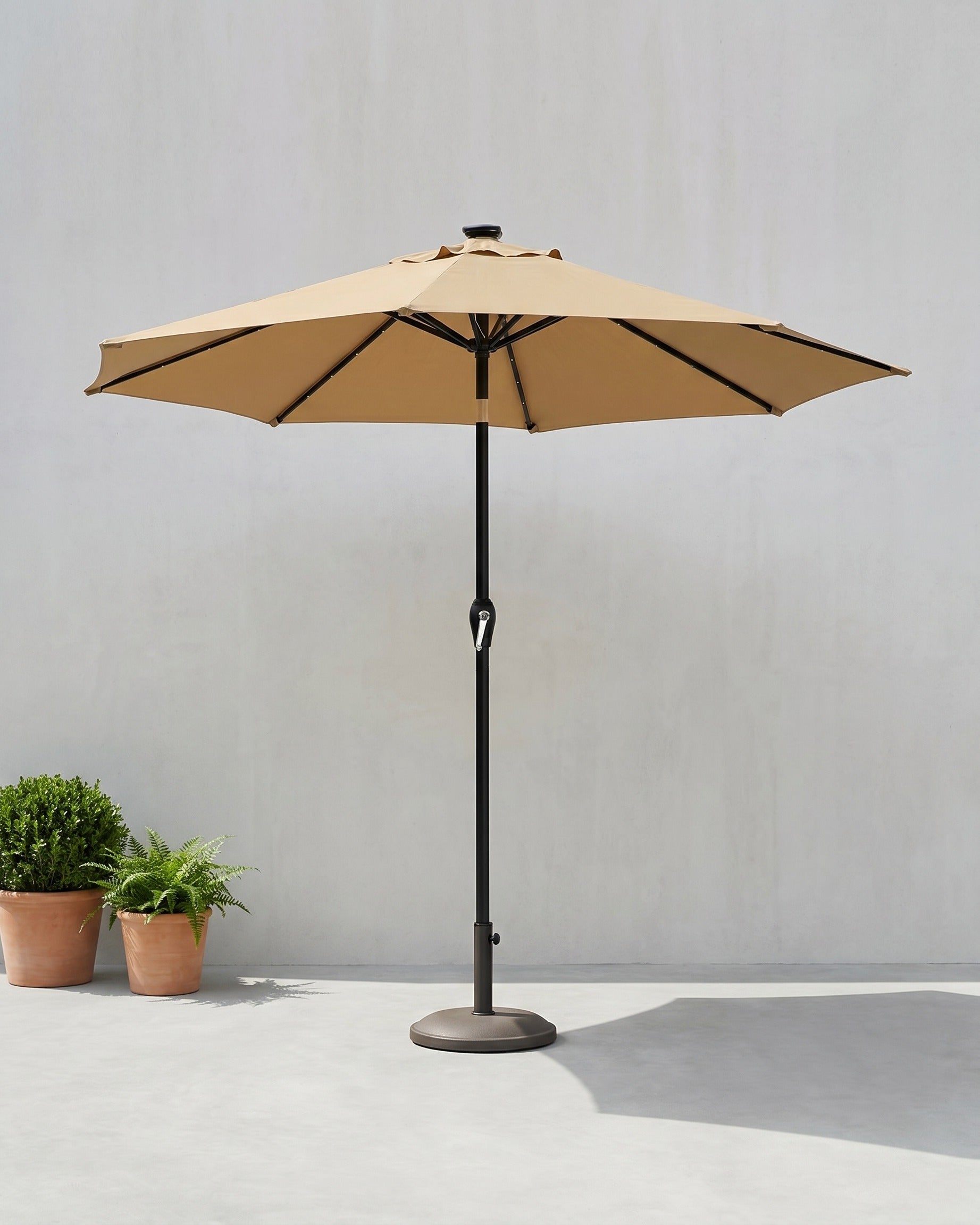 Solarbetriebener LED-Sonnenschirm Ø 2,7 oder 3 Meter - Garten-Sonnenschirm mit Neigefunktion