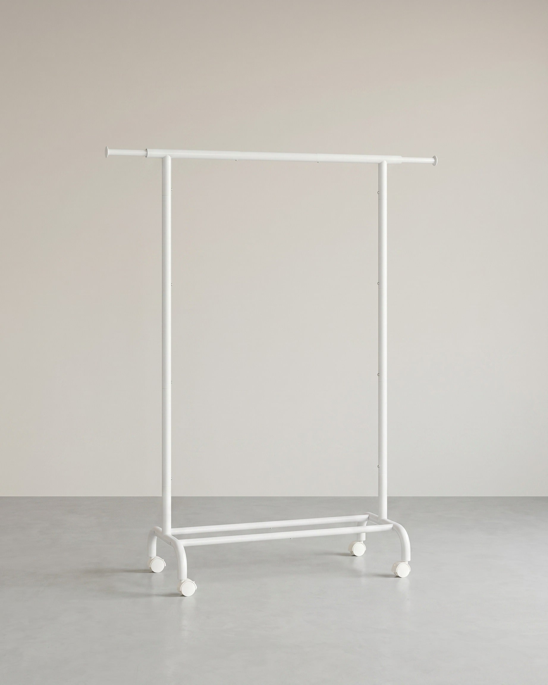 Ausziehbarer Kleiderständer auf Rollen – Kleiderständer 83-120 cm – Mit Schuhablage – 45 kg Tragkraft