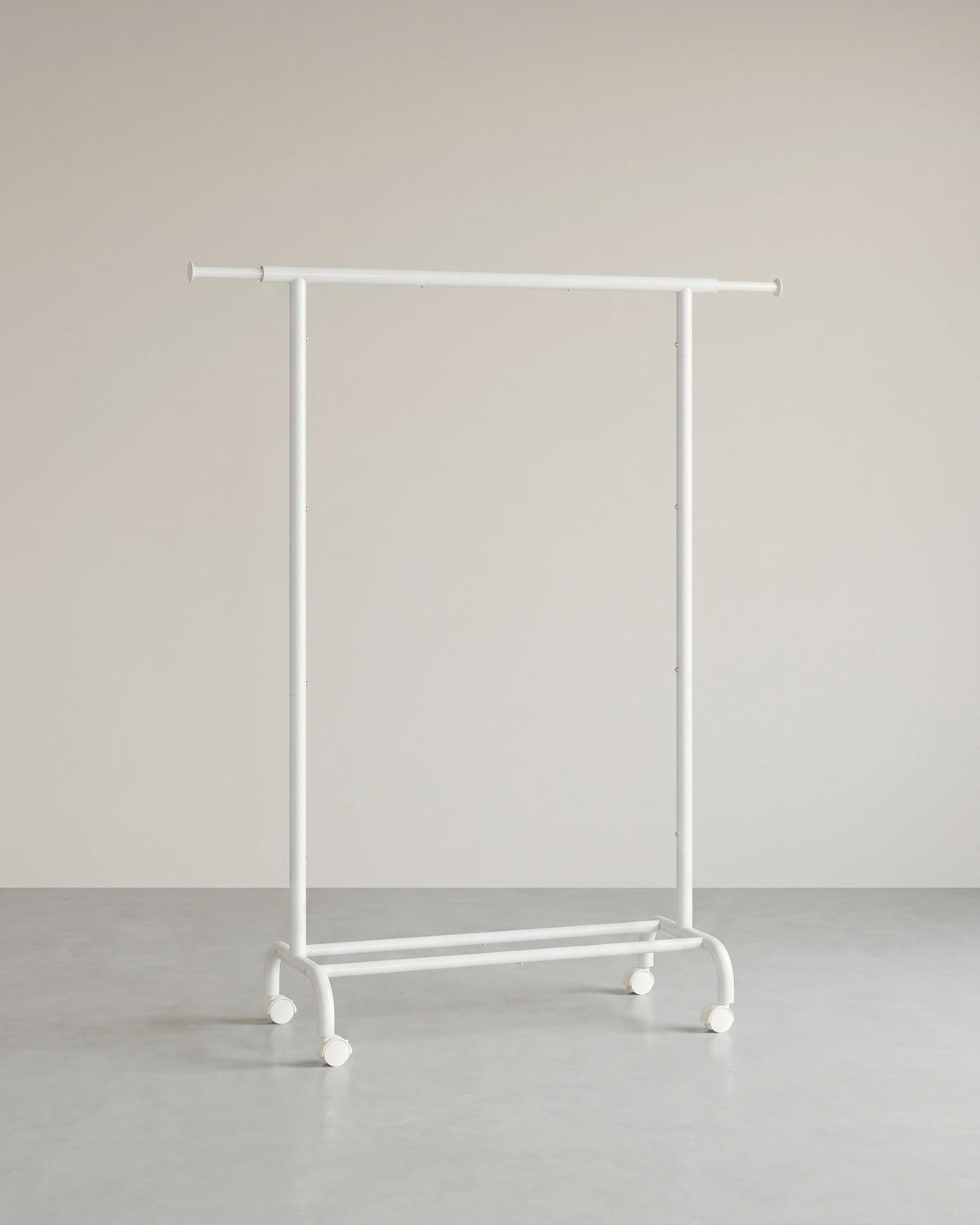 Ausziehbarer Kleiderständer auf Rollen – Kleiderständer 83-120 cm – Mit Schuhablage – 45 kg Tragkraft