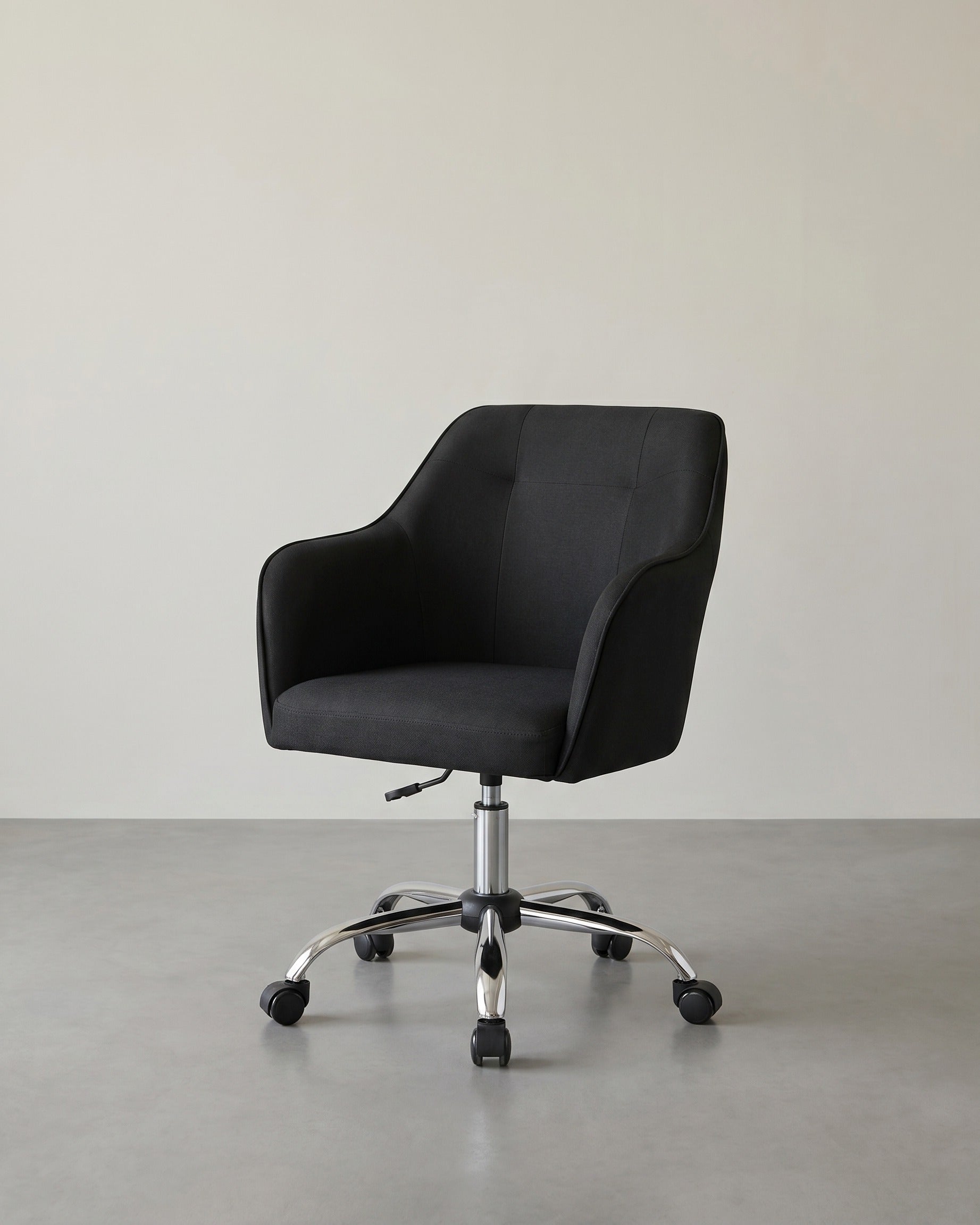 Bürostuhl mit Armlehnen – höhenverstellbar – bequeme Polsterung – 64 cm breit