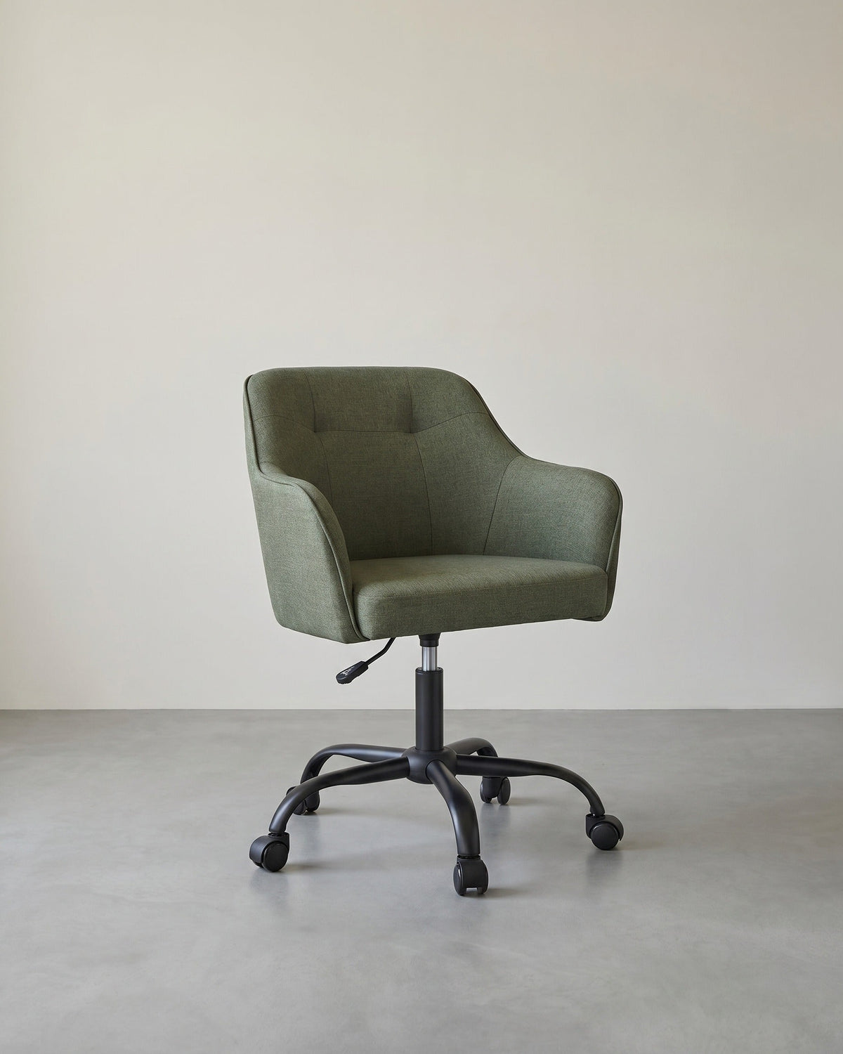 Bürostuhl mit Armlehnen – höhenverstellbar – bequeme Polsterung – 64 cm breit