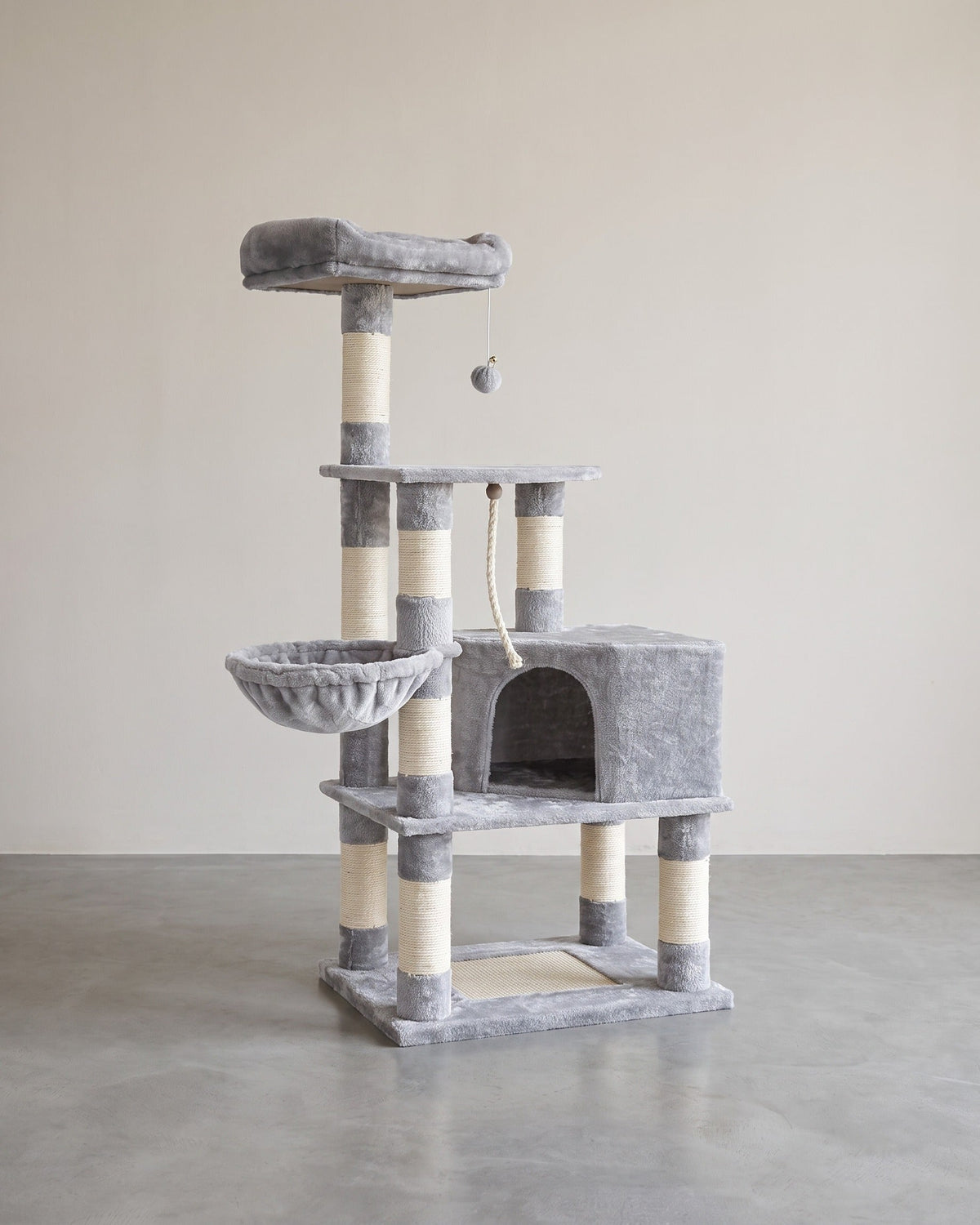 Kompakter Kratzbaum von – Katzenbaum mit Hängematte, Kratzstämmen und Spielbällen für mehrere Katzen
