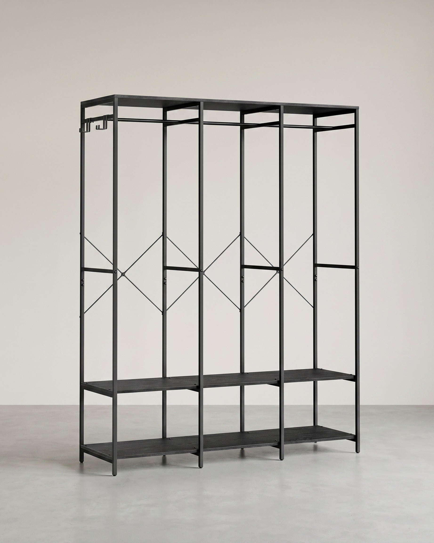 Offener Kleiderschrank mit Metallrahmen und Holzregalen