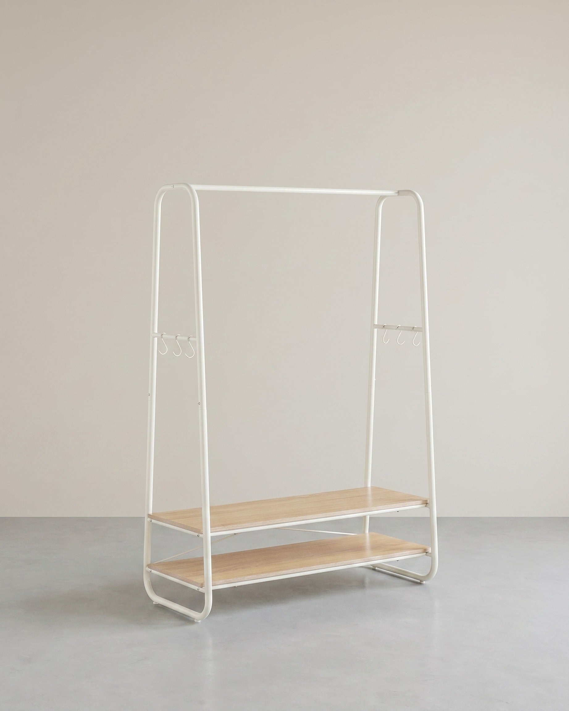 Kleiderständer mit Ablagen – Industriedesign – freistehend – 100 cm breit