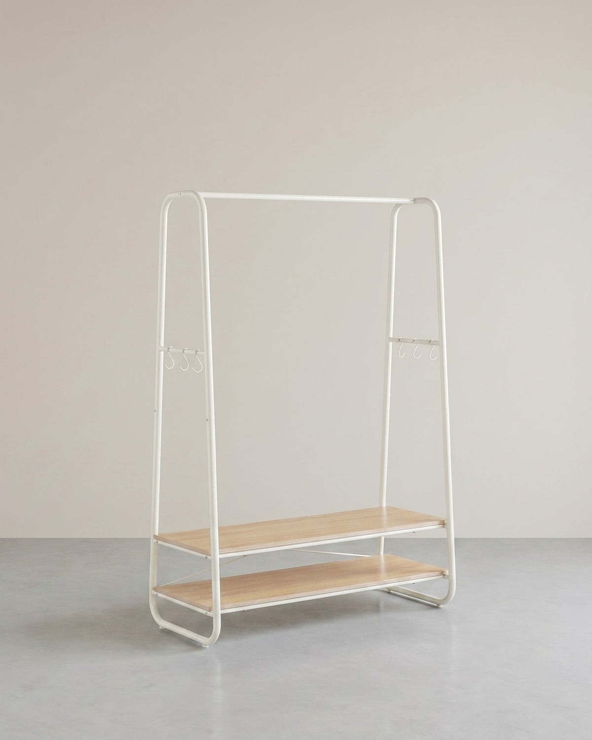 Kleiderständer mit Ablagen – Industriedesign – freistehend – 100 cm breit