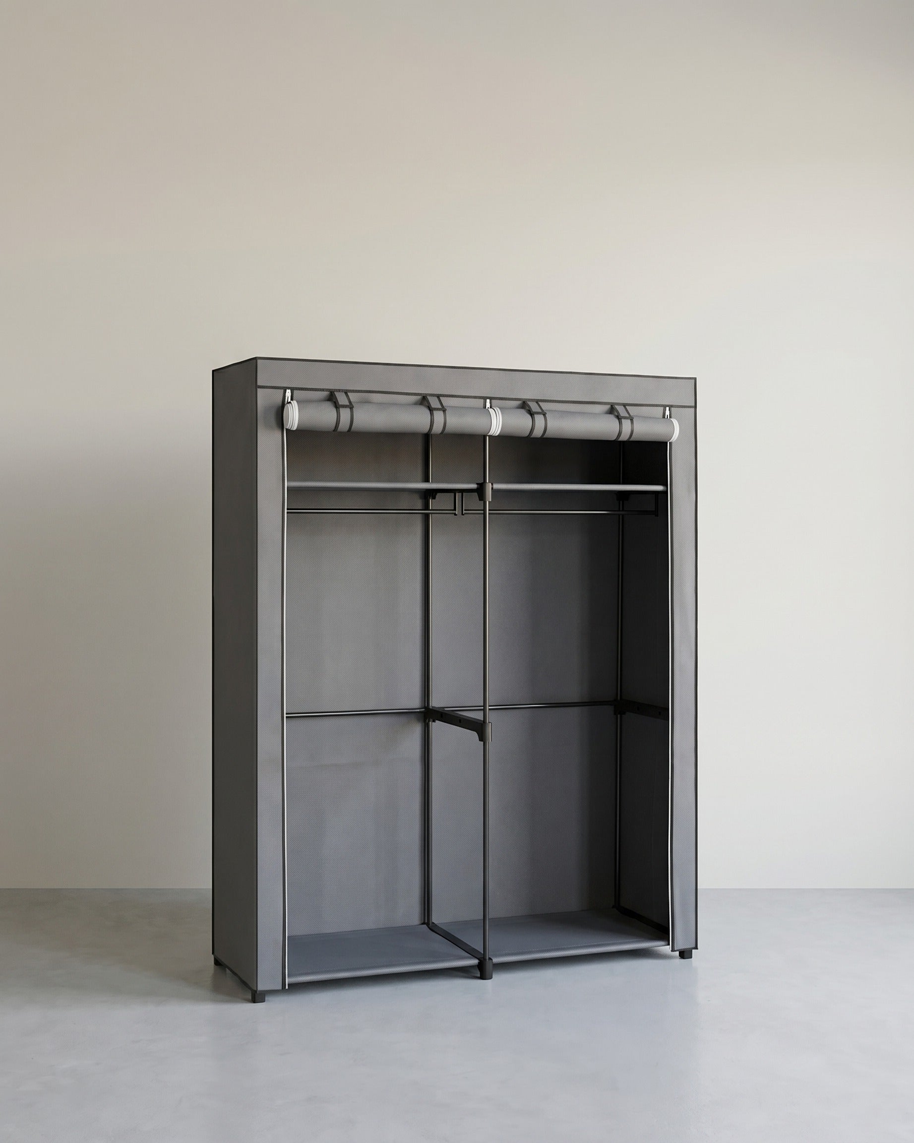 Geräumiger Stoffkleiderschrank mit Schutzhülle und Kleiderstangen