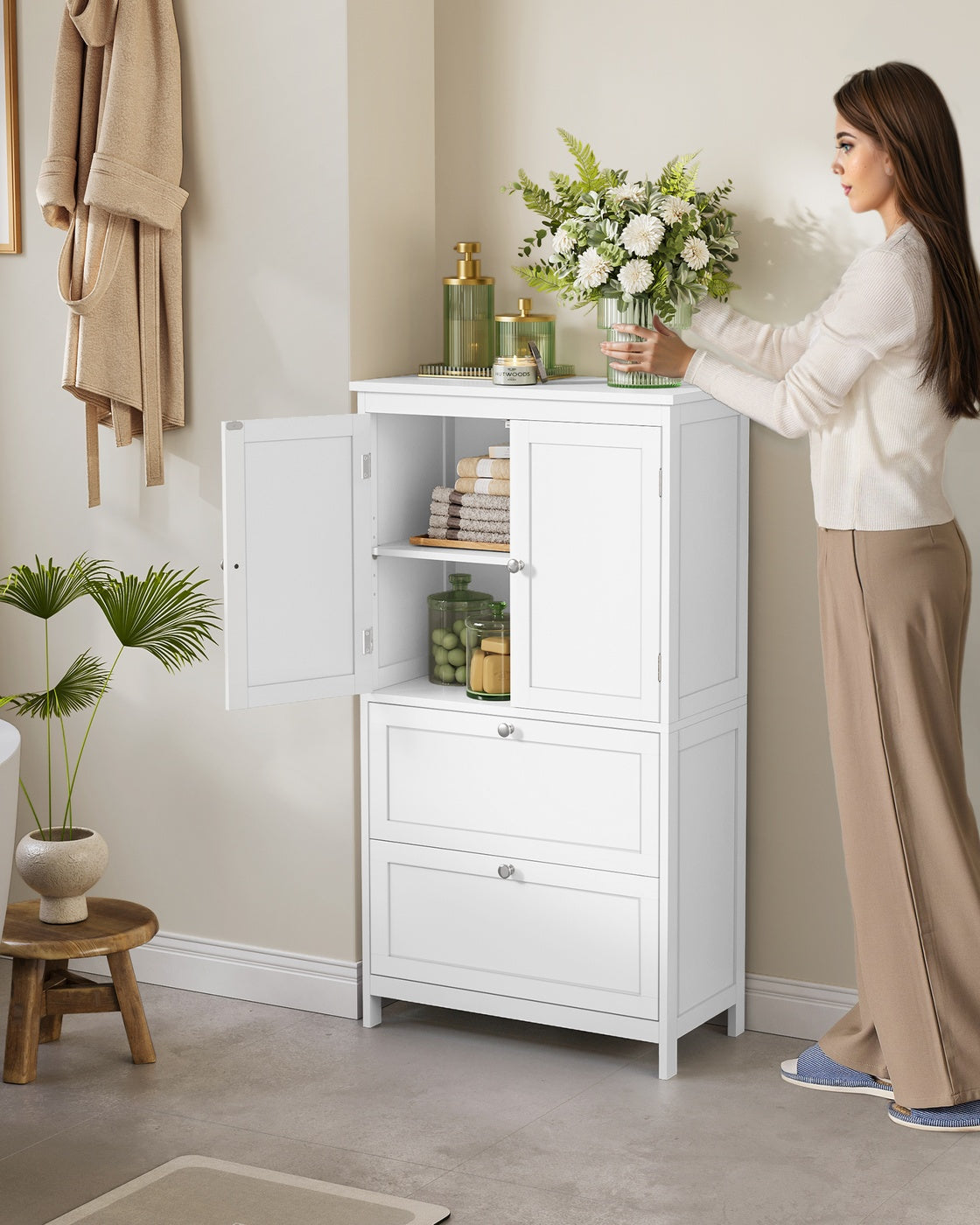 Stilvoller Badezimmerschrank mit verstellbarem Stauraum