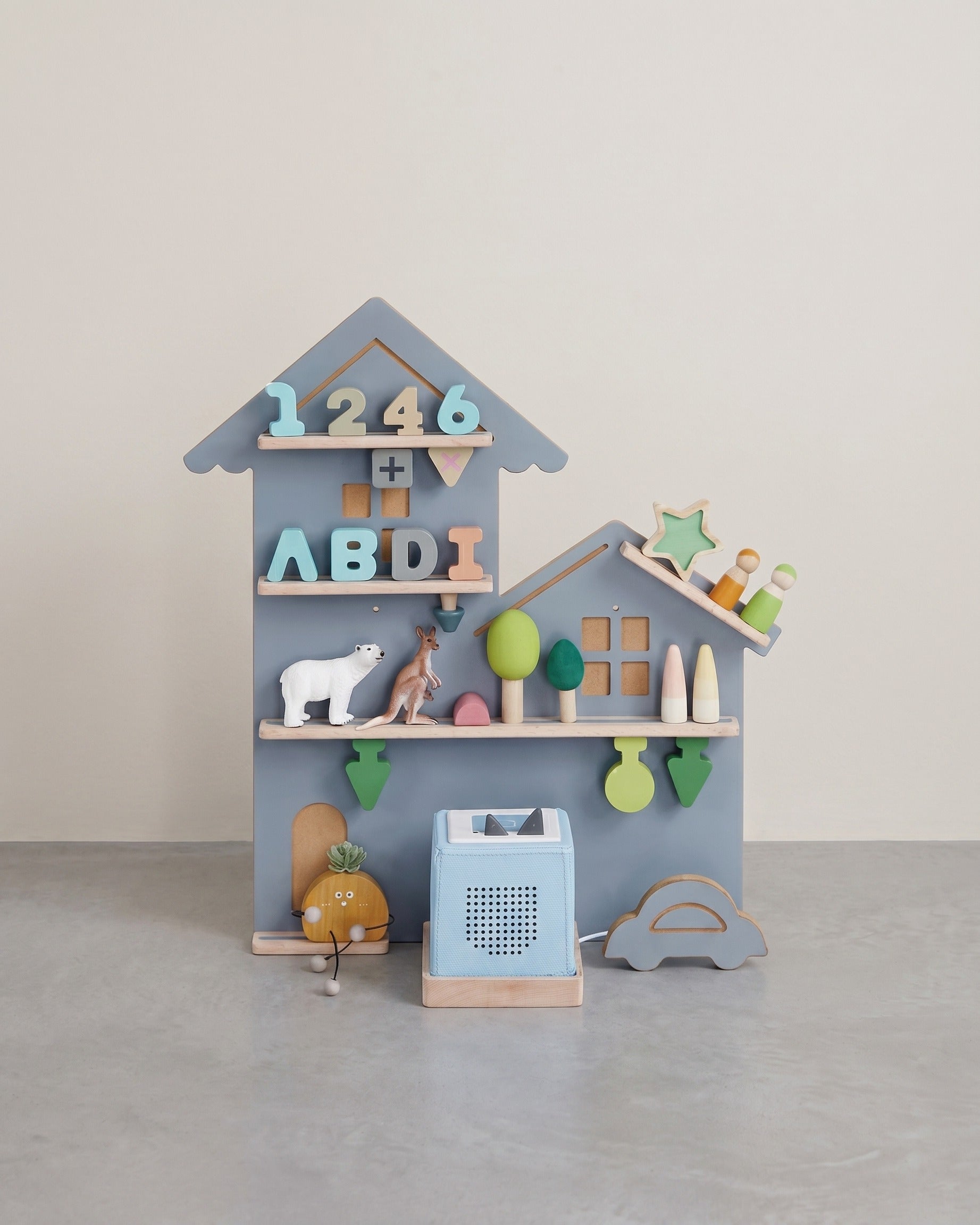 Wandregal für Toniebox und Figuren - Straßendesign - Mit magnetischen Ablagen aus Buchenholz - Inklusive Kabelhalter - 55,6 cm breit