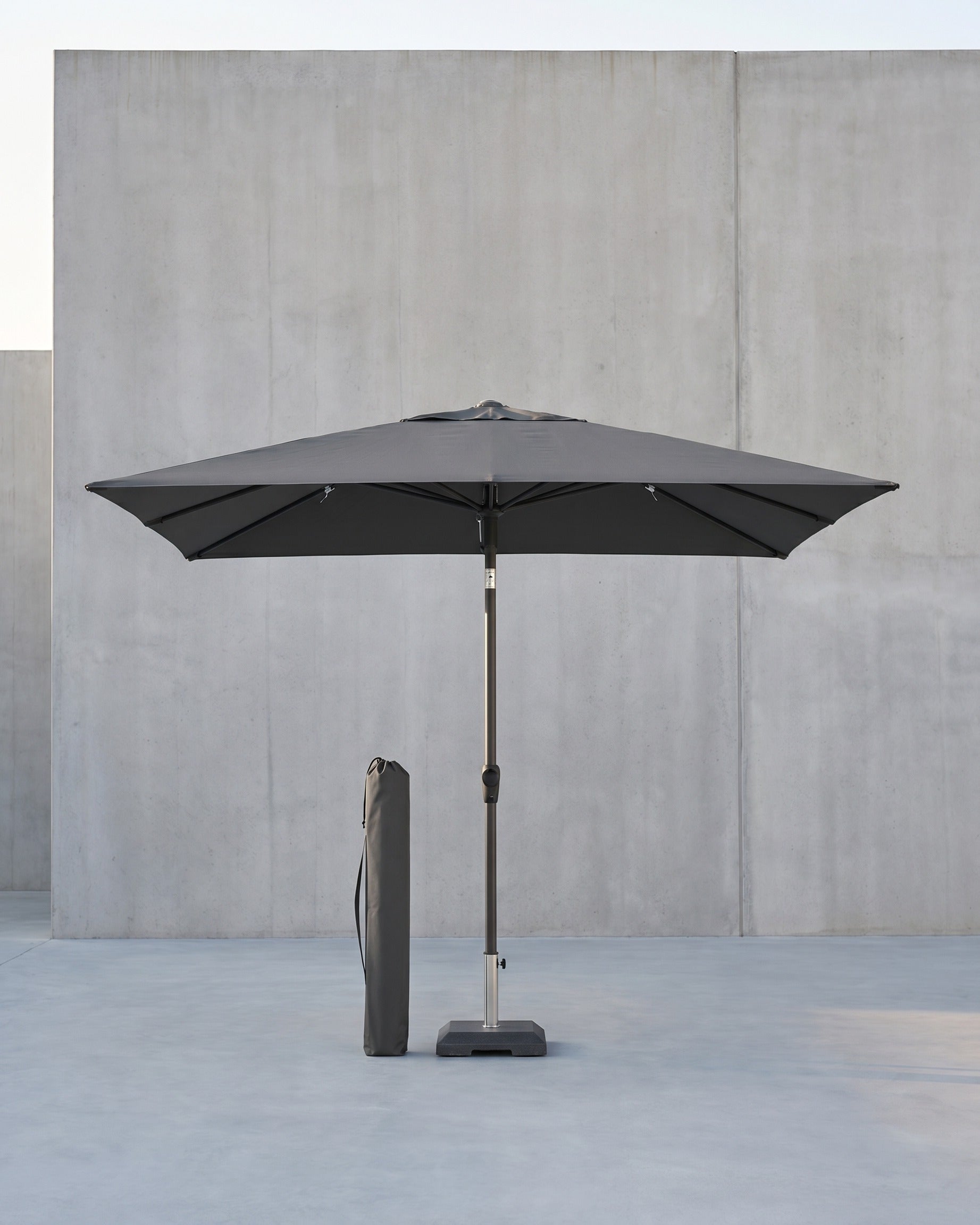 Rechteckiger Sonnenschirm – 30° neigbar – UV-Schutz 50+ – Inkl. Tragetasche – Für Balkon, Garten oder Strand