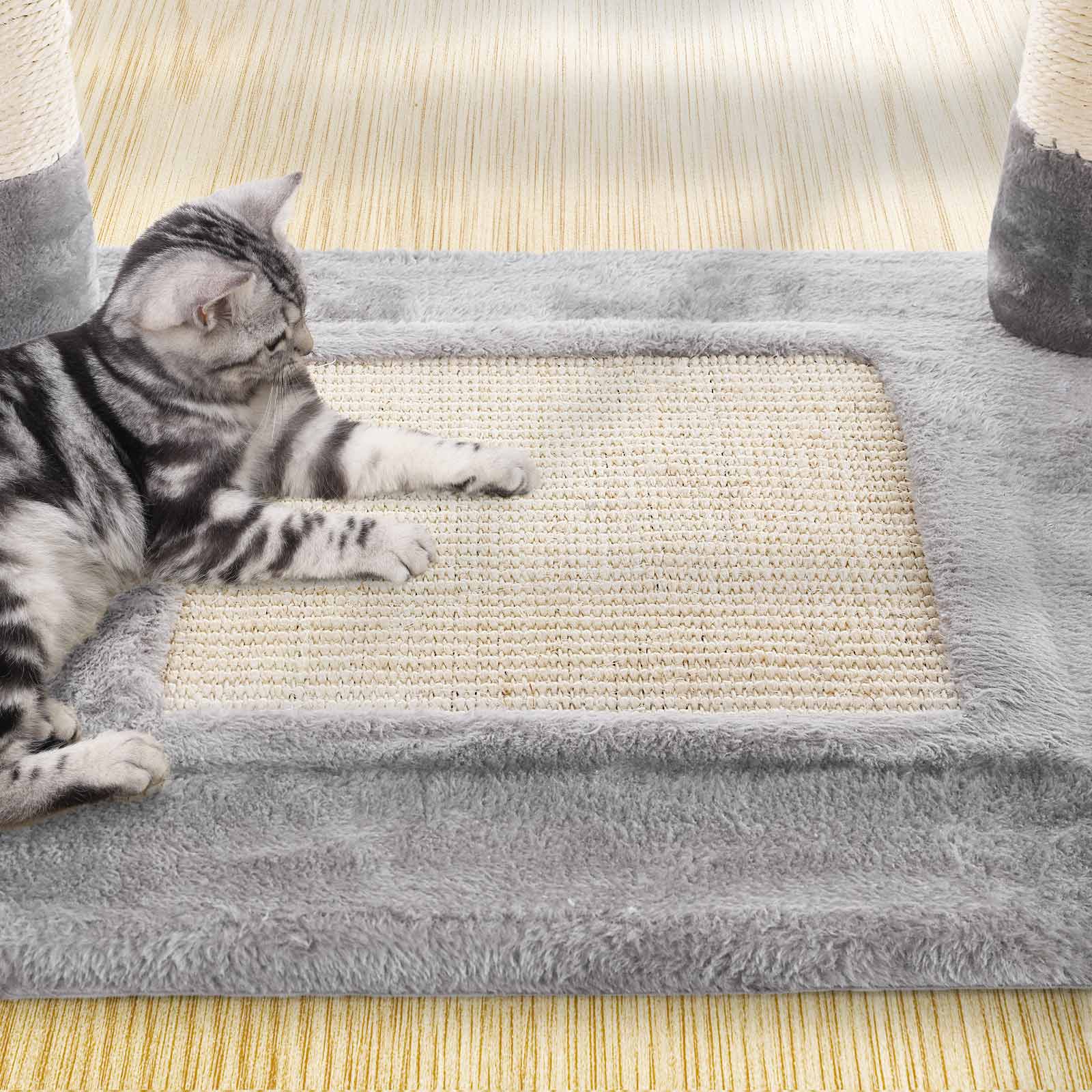 Kompakter Kratzbaum von – Katzenbaum mit Hängematte, Kratzstämmen und Spielbällen für mehrere Katzen