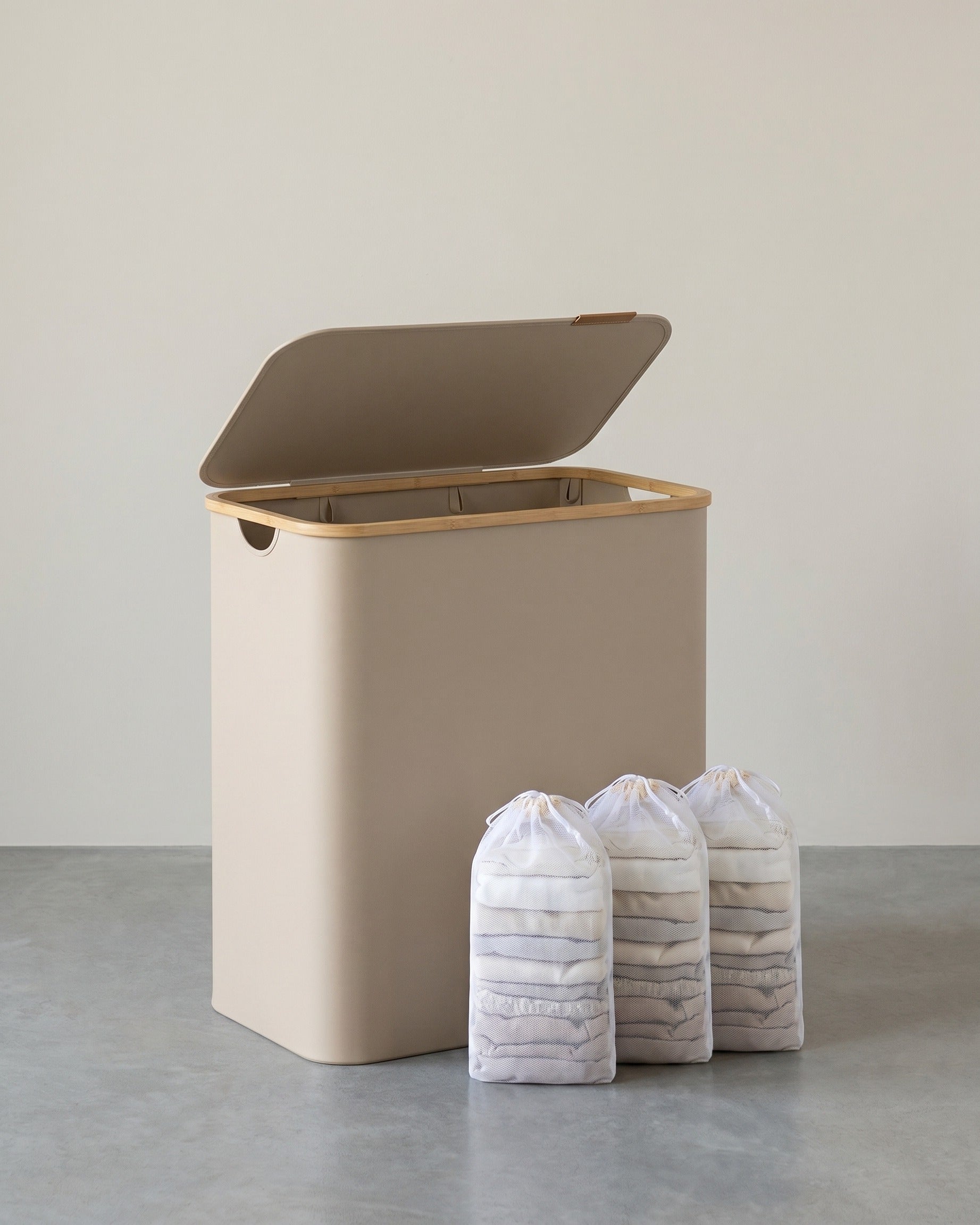 Wäschekorb – 3 Fächer – Deckel – Faltbar – Oxford-Gewebe – Bambusgriffe – 60 x 38,5 x 70,5 cm – 2,4 kg – Tragkraft: 20 kg