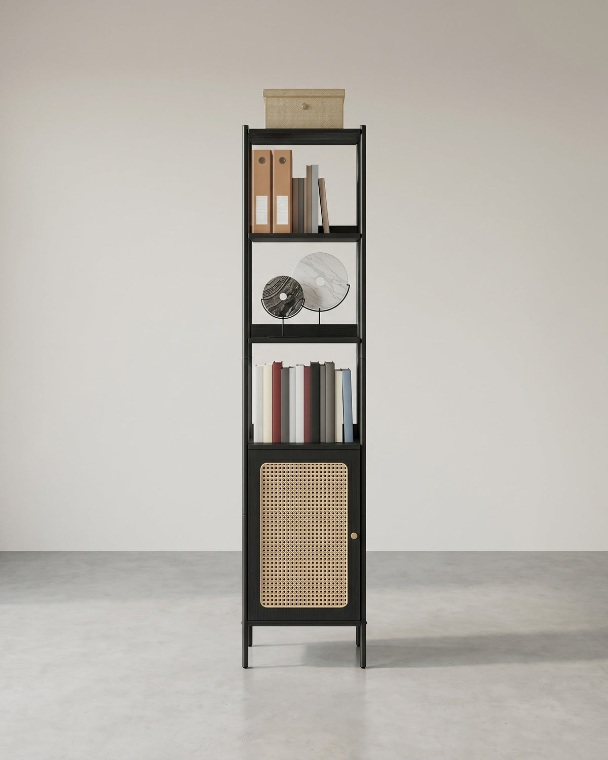 BOHO Bücherregal mit Rattantür – Schmales offenes Standregal – 174 cm hoch – Schwarzes Metall und Holz – Bis zu 60 kg belastbar