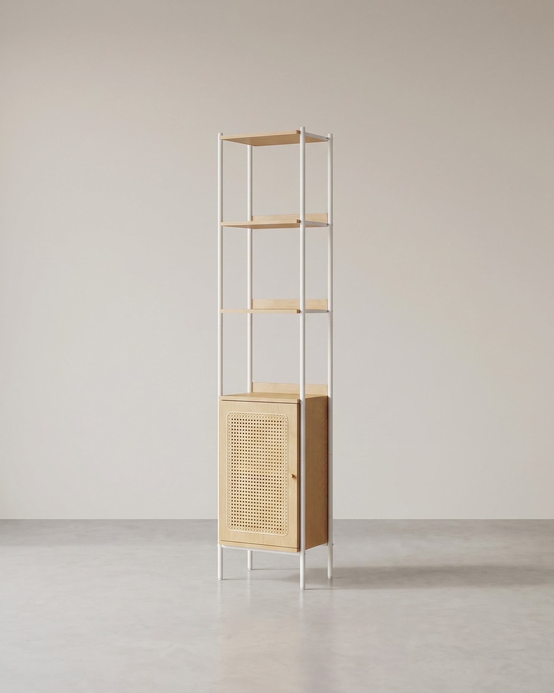 BOHO Bücherregal mit Rattantür – Schmales offenes Standregal – 174 cm hoch – Schwarzes Metall und Holz – Bis zu 60 kg belastbar