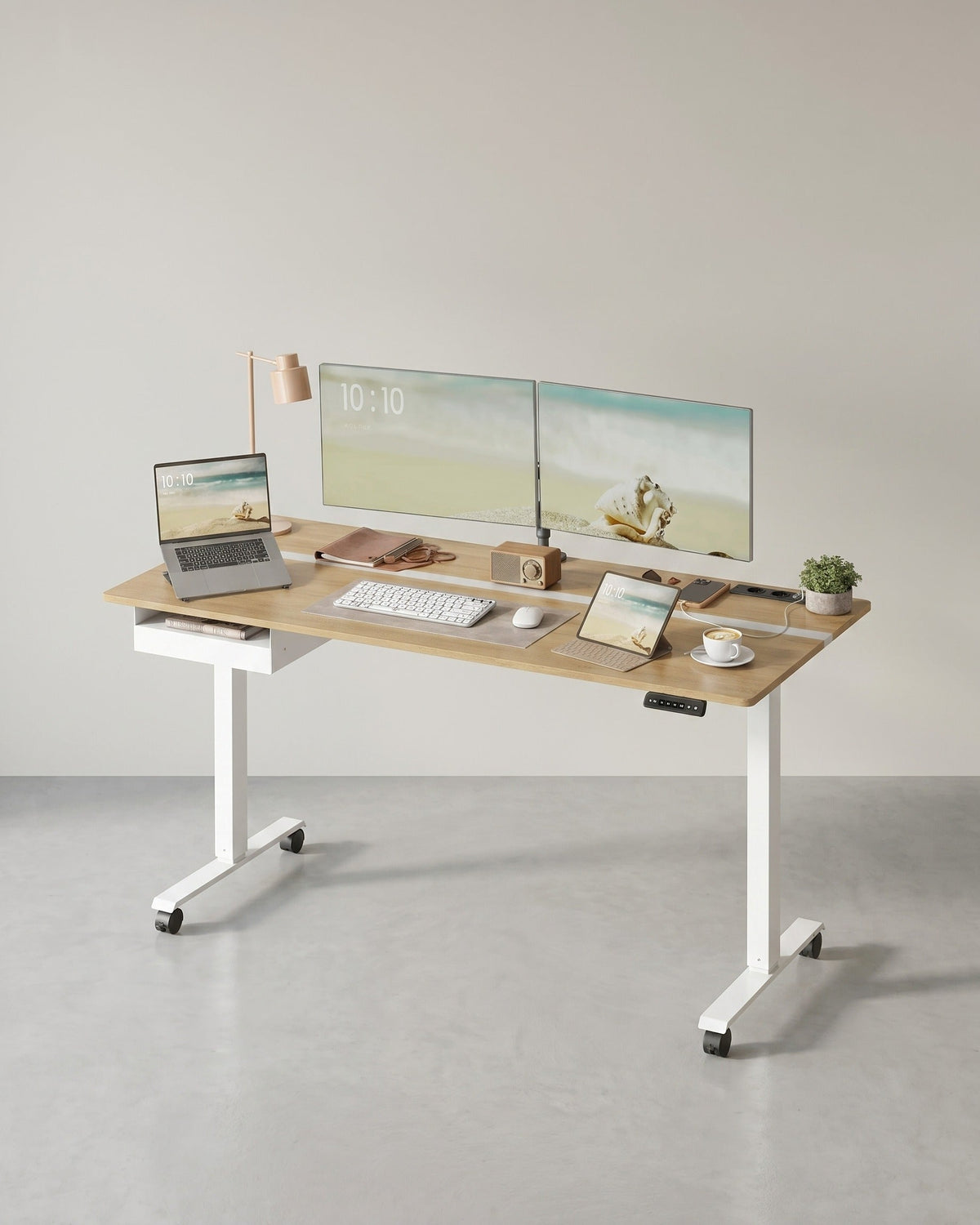 Kompletter Arbeitsplatz – Elektrischer Stehschreibtisch + ergonomischer Bürostuhl – mit Memory-Funktion – Steckdose – verstellbare Rücken- und Armlehnen