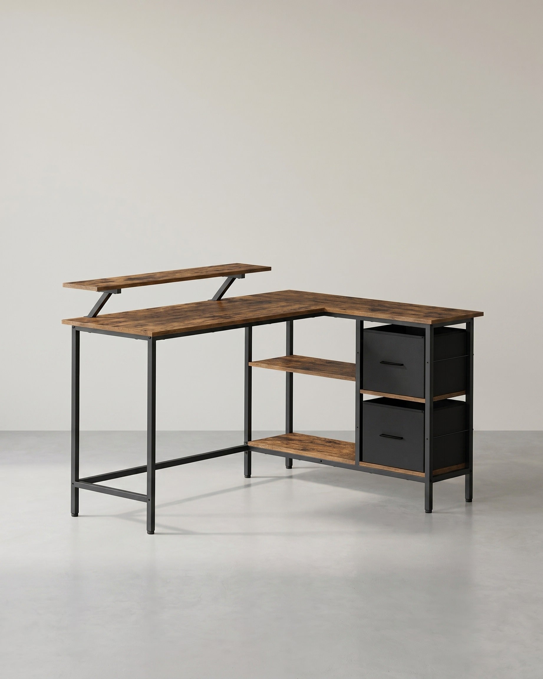 L-förmiger Schreibtisch mit Monitorständer – Eckschreibtisch mit 2 Schubladen und verstellbarem Regal – 135 x 105 x 89,5 cm