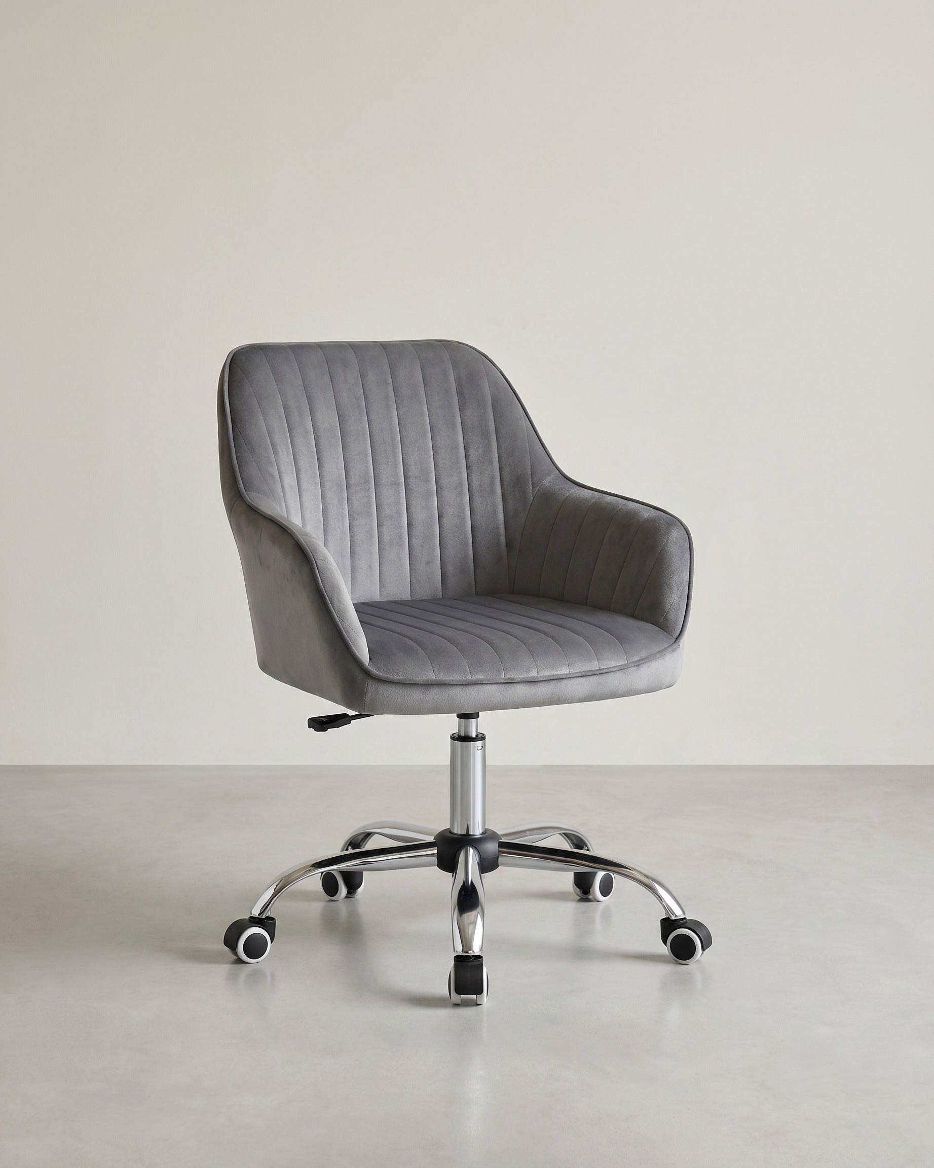 Chefsessel – Drehstuhl – Samtbezug – Höhenverstellbar – Fürs Homeoffice – Gesamtmaße 64 x 62 x (80–90) cm – Sitzhöhe 45–55 cm – Maximale Belastung 120 kg
