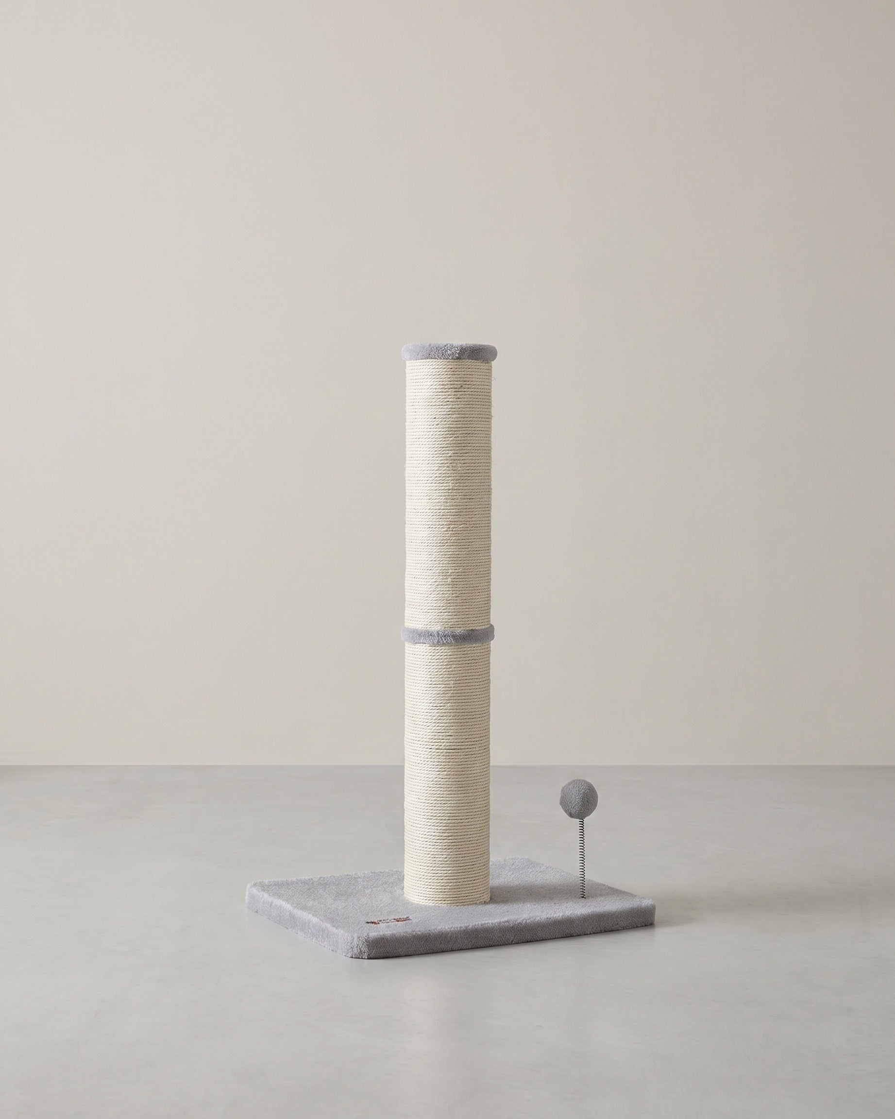 Katzenkratzbaum – 85 cm hoch – Extra dicker Sisalstamm – Stabiler Standfuß – Mit Spielball