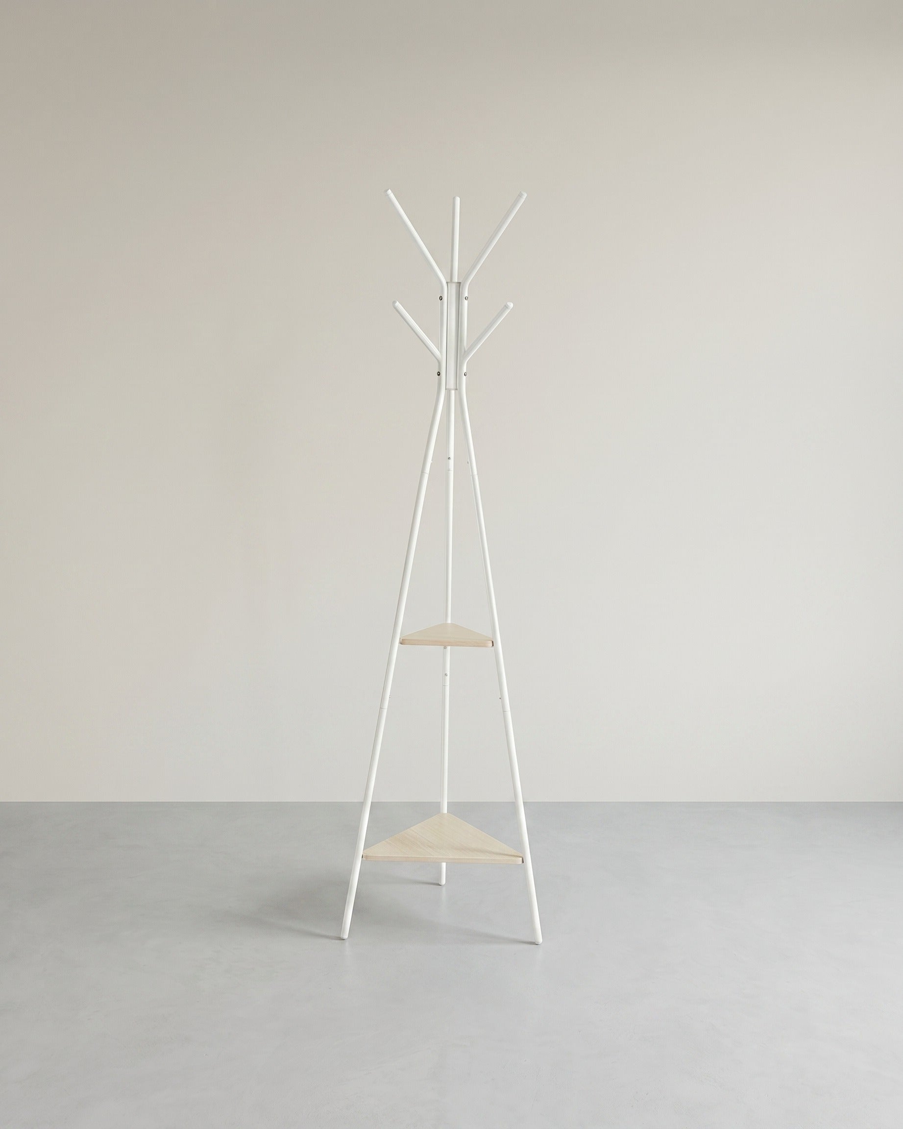 Kleiderständer mit Holzregalen – Minimalistisches Design – Stabil & Platzsparend