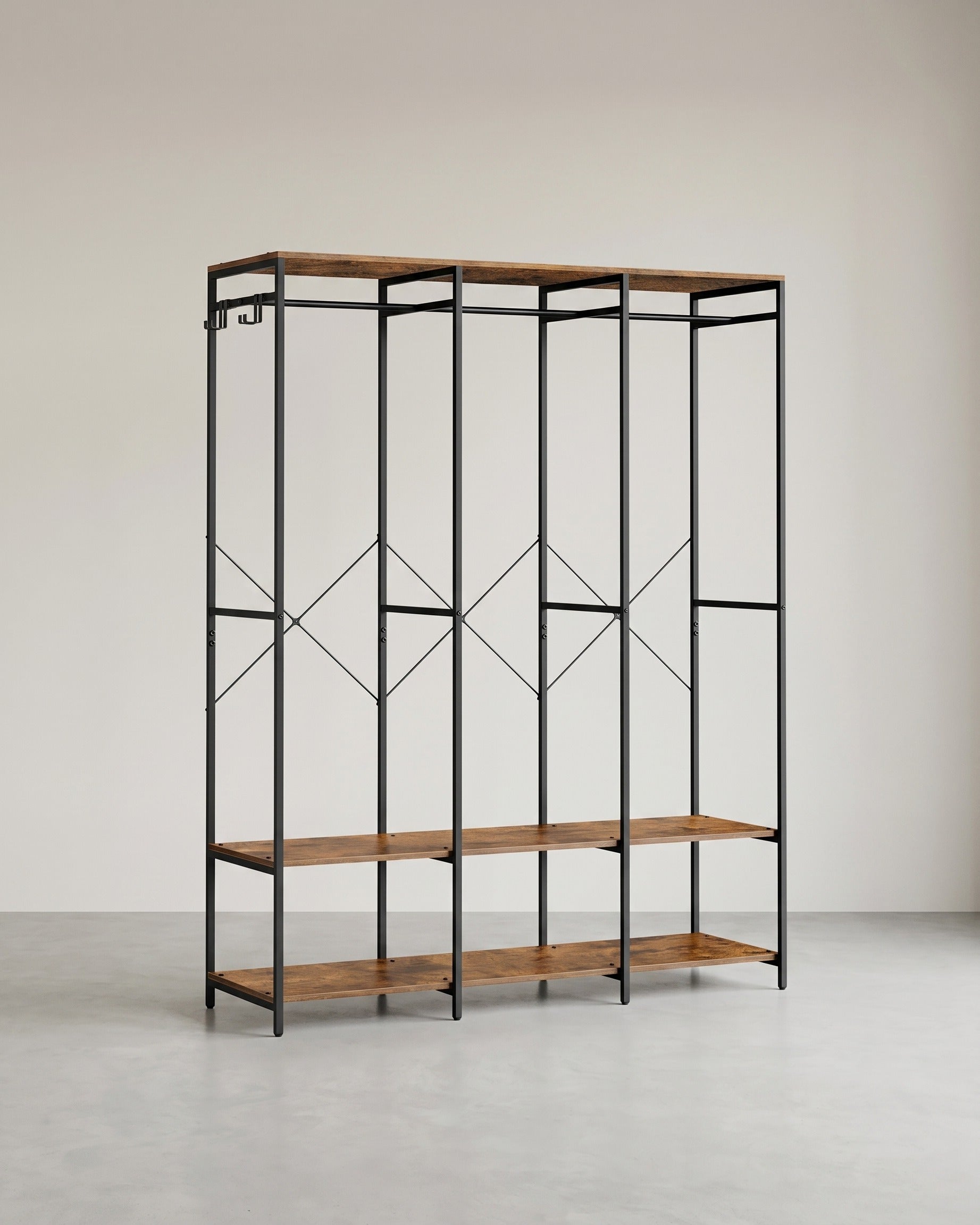 Offener Kleiderschrank mit Metallrahmen und Holzregalen