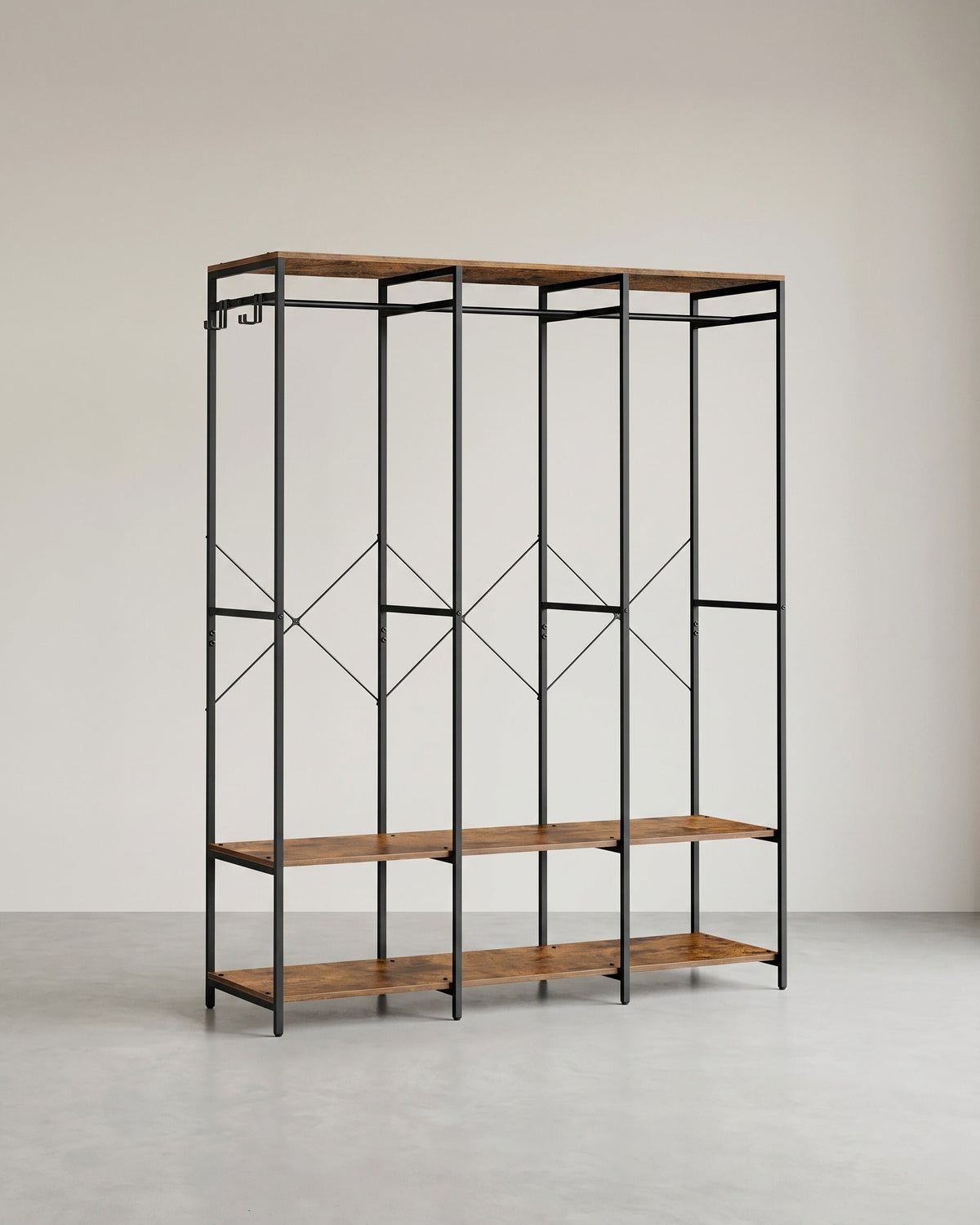 Offener Kleiderschrank mit Metallrahmen und Holzregalen