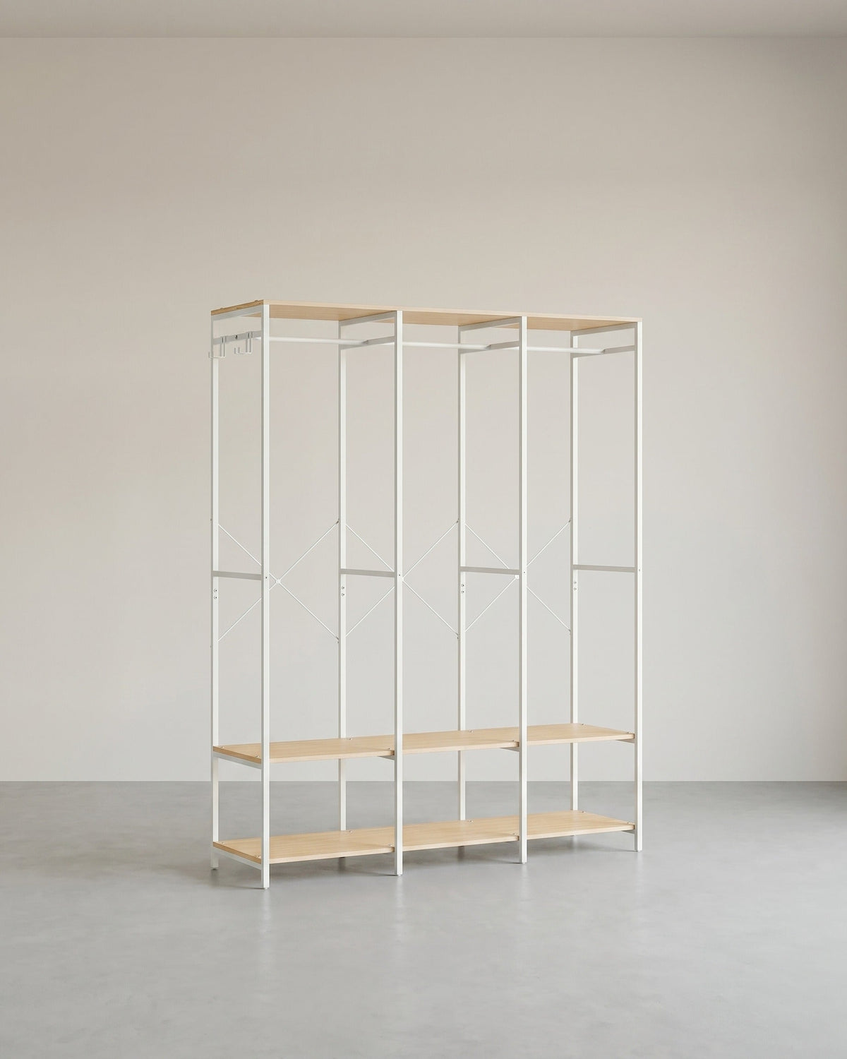 Offener Kleiderschrank mit Metallrahmen und Holzregalen