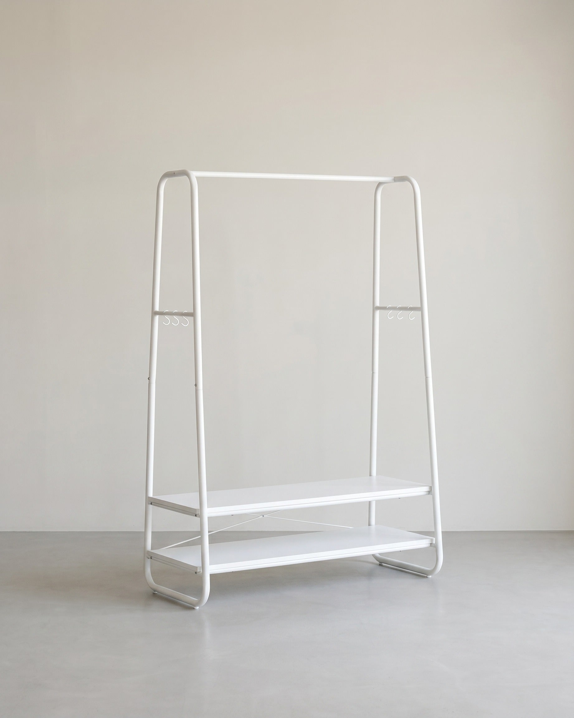 Kleiderständer mit Ablagen – Industriedesign – freistehend – 100 cm breit