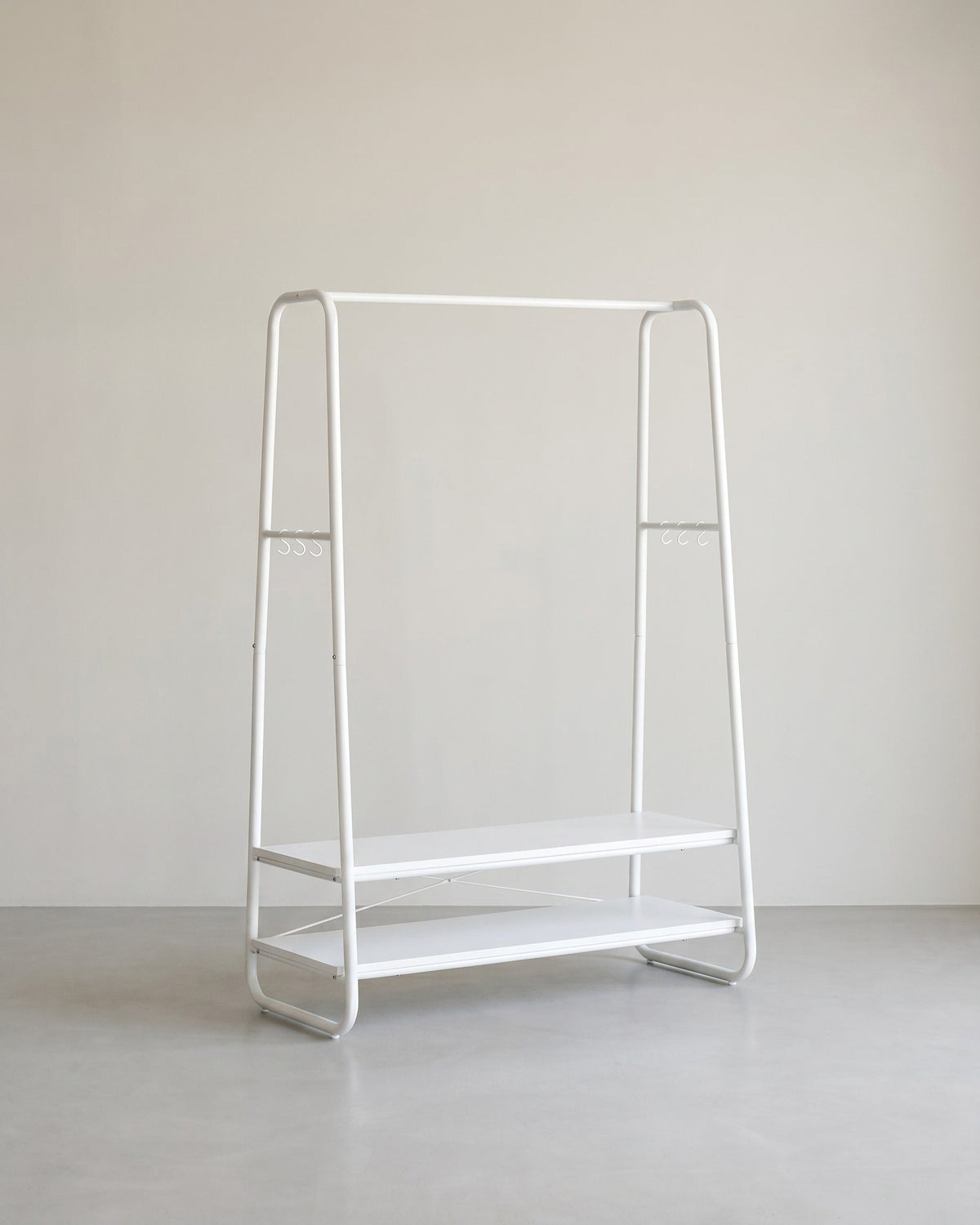 Kleiderständer mit Ablagen – Industriedesign – freistehend – 100 cm breit