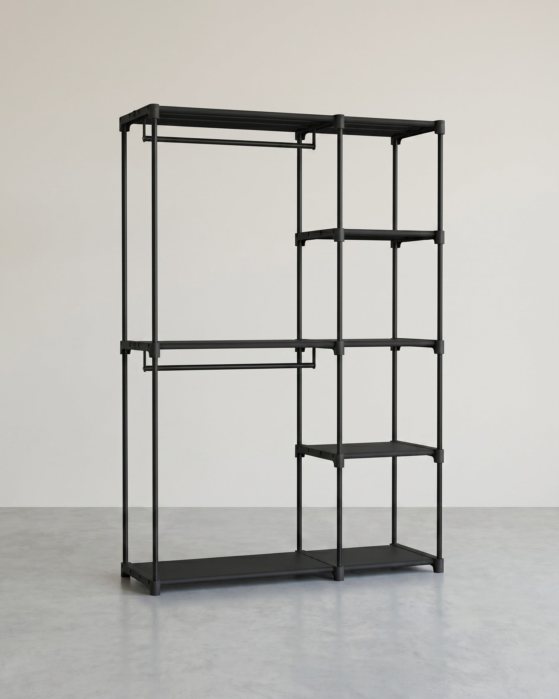 Praktischer Stoffkleiderschrank mit Kleiderstangen und Ablageflächen