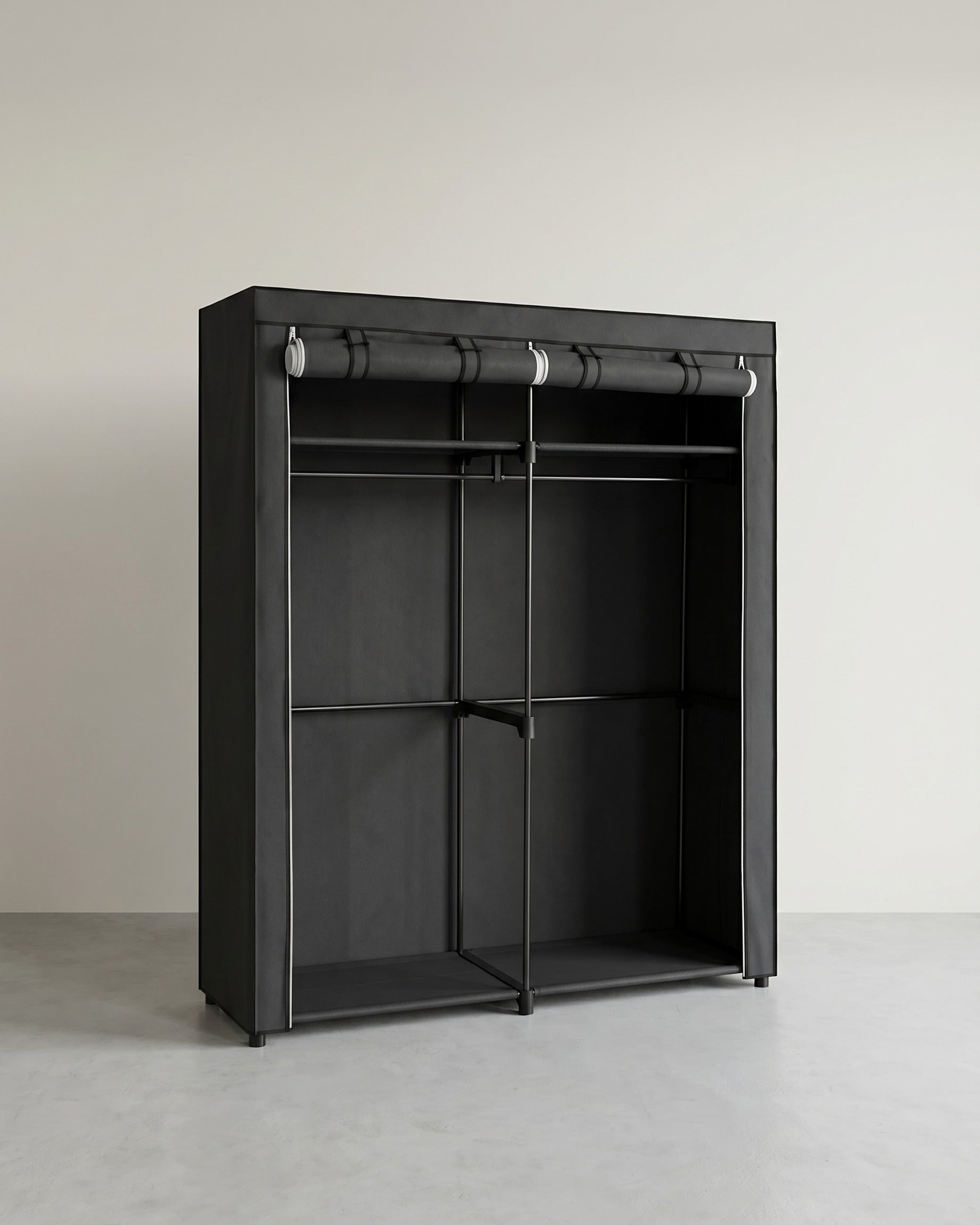Geräumiger Stoffkleiderschrank mit Schutzhülle und Kleiderstangen